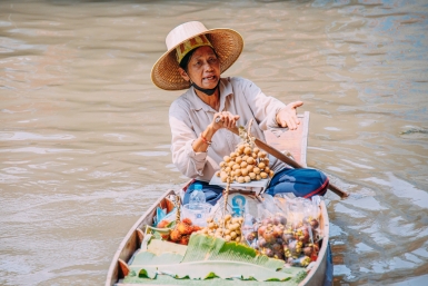 Пиалы из кокоса, платки с вышивкой и перец с вулканических почв: что стоит искать на рынках Хайнаня