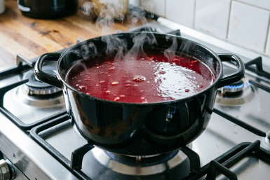 Осенью готовлю самый яркий красный борщ: не просто уксус и свекла — вот в чем трюк
